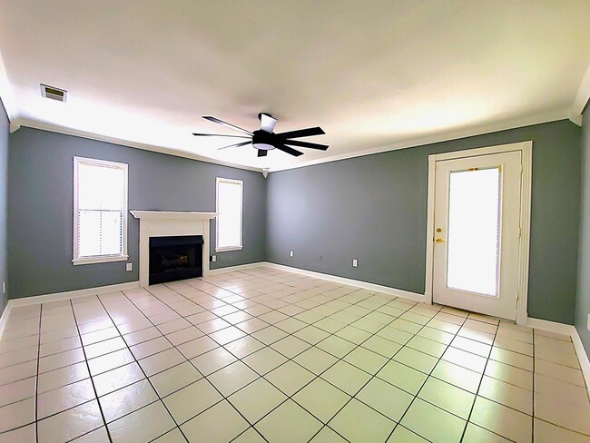 Building Photo - REMODELED and spacious 3 Bed / 2.5 Bath. w...