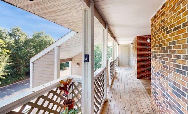 Building Photo - 220 Elm St