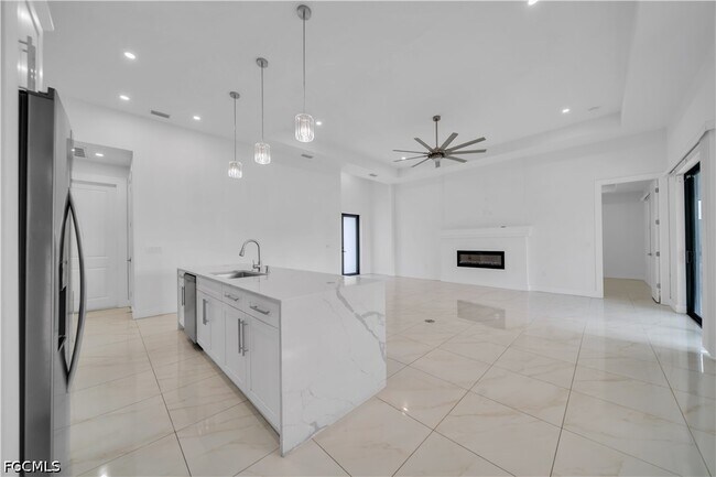 Building Photo - 24 Chiquita Blvd S