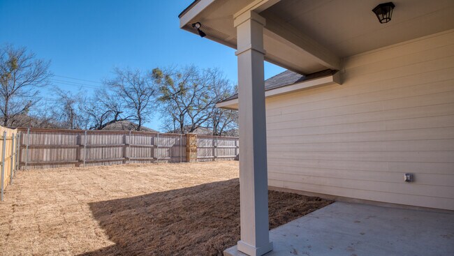 Building Photo - 525 Fallbrook Dr