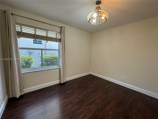Building Photo - 4192 Laurel Ridge Cir