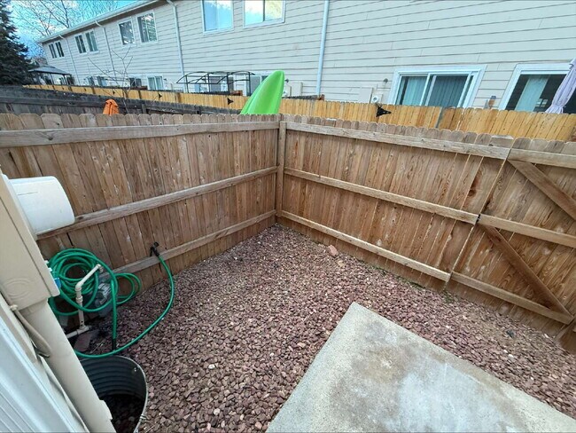 Building Photo - "Charming 2-Bed, 2.5-Bath Condo Retreat in Broomfield – Your Cozy 900 Sq Ft Haven Awaits!"