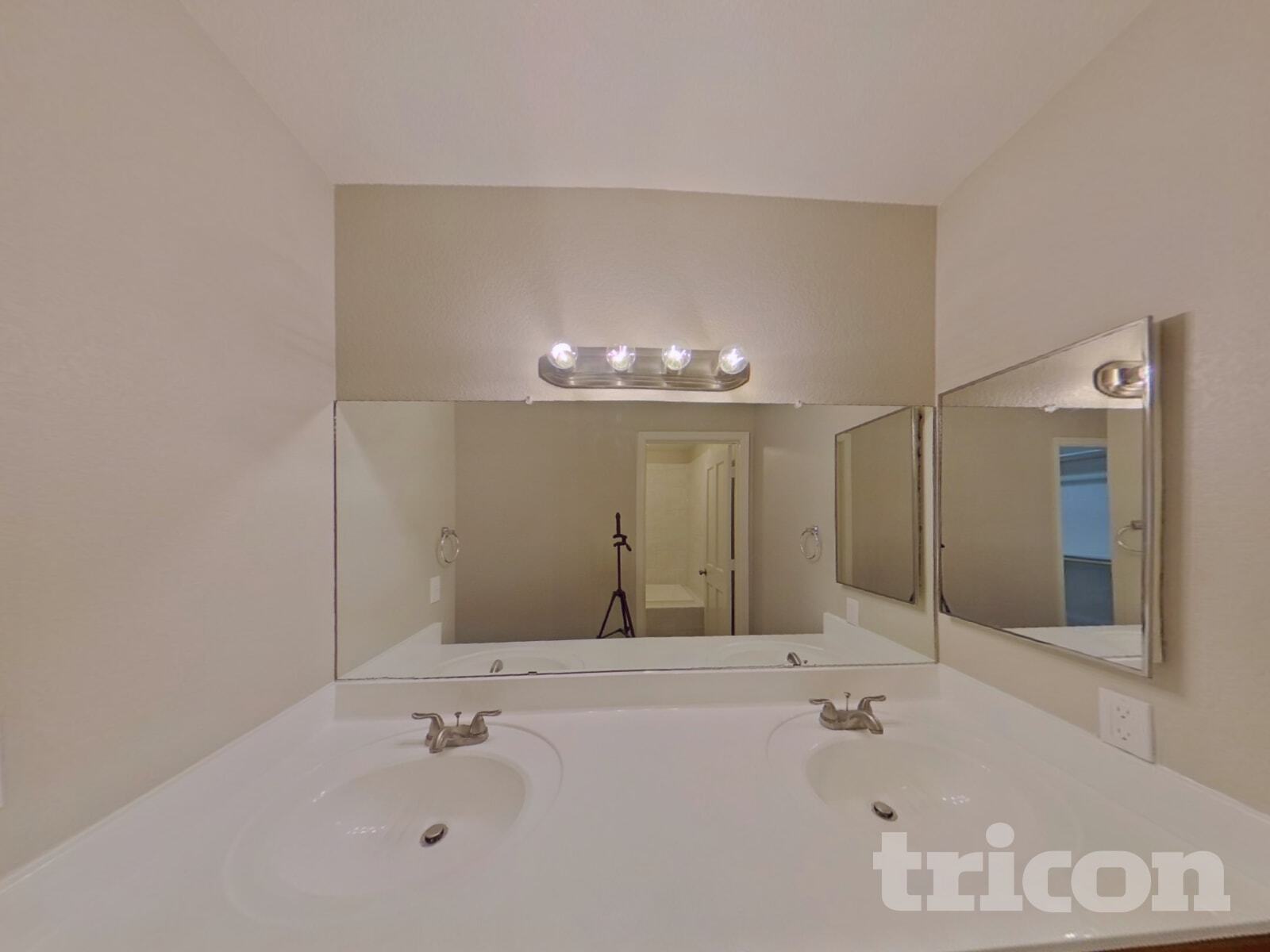 Building Photo - 1128 E Jensen St