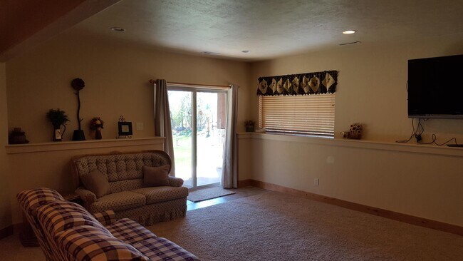 Building Photo - 1123 Sunburst Ln