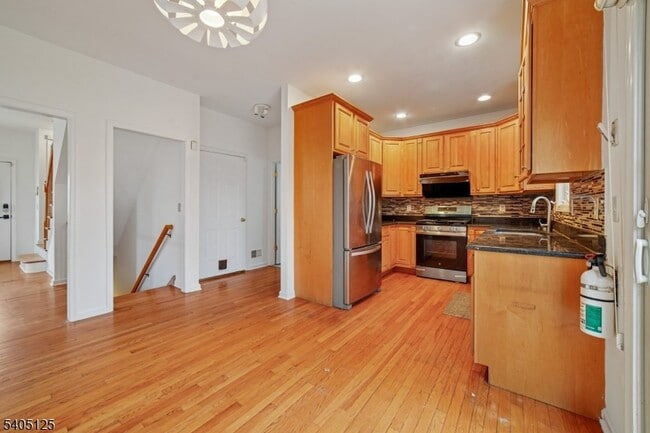 Building Photo - 17 Grove St