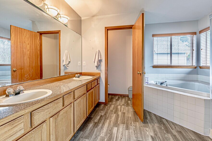 Building Photo - 4601 Nassau Ave NE