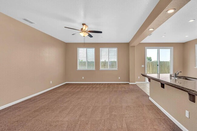 Building Photo - 636 Lamoglia St