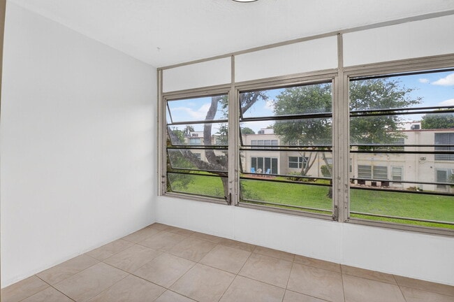 Building Photo - 10 Willowbrook Ln