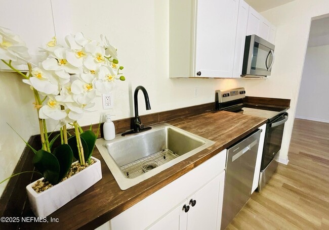 Building Photo - 18713 Charlotte Ave