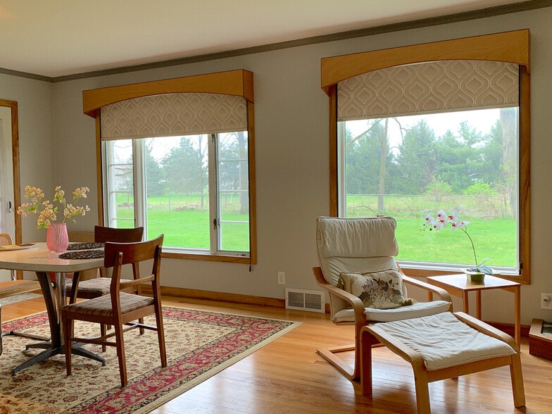 spacious great room with south facing windows - 4130 Bishop Ave