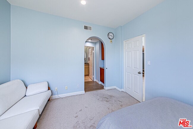 Building Photo - 620 S Gramercy Pl