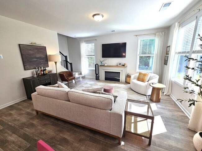 Building Photo - 698 Oak Br Pl