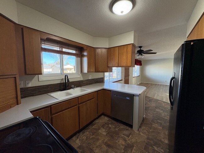 Building Photo - 3 bedroom 2 bathroom house