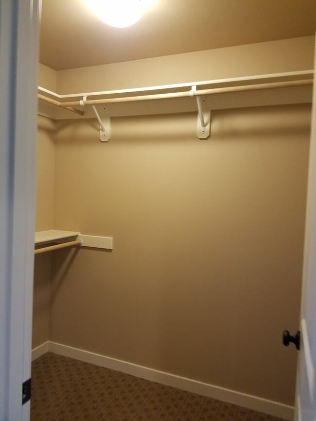 Building Photo - High end town home in perfect location