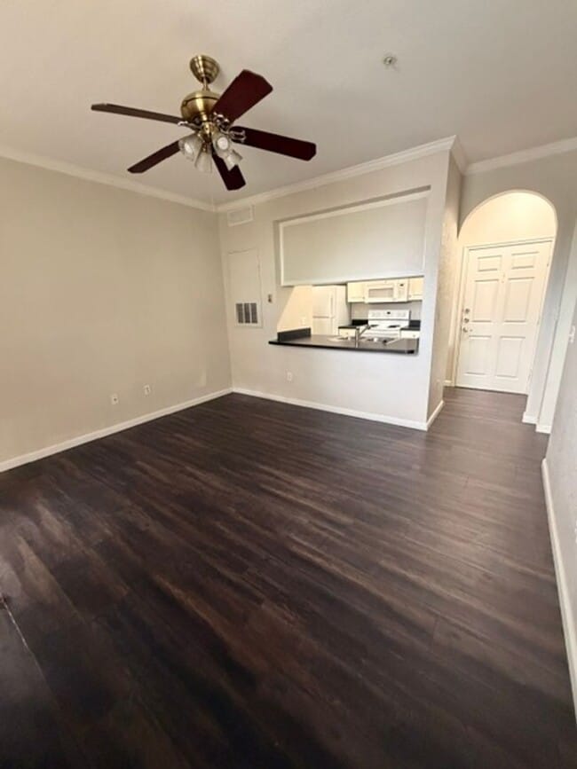 Building Photo - 1 Bedroom Condo in Downtown Free Water, Sewer, Trash and Pest Control! No Hidden Fees!