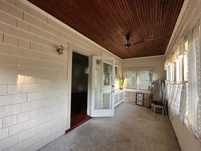Building Photo - Charming 3 Bedroom/1.5 Bathroom Home in Ha...