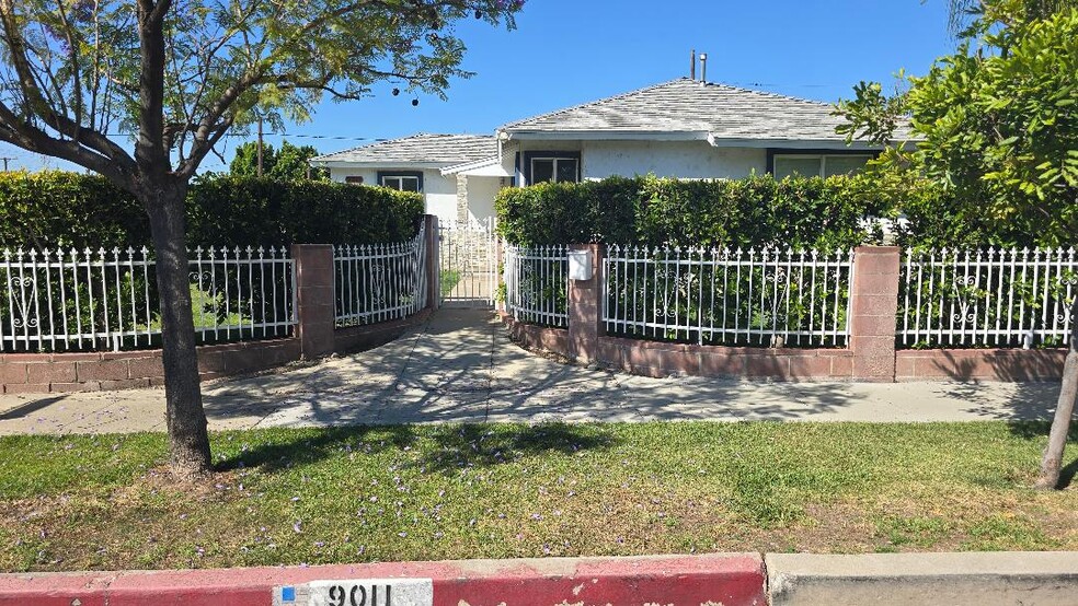 Building Photo - 9011 Vena Ave