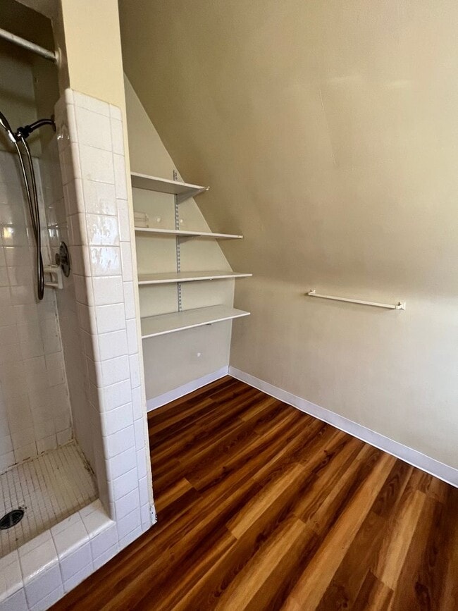 Building Photo - 121 University Ln