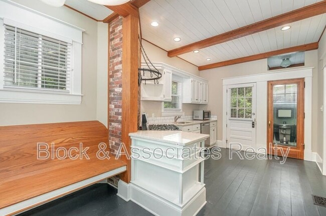 Building Photo - 1521 Seneca St