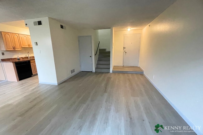 Building Photo - Updated 3 Bedroom Condo in South San Francisco