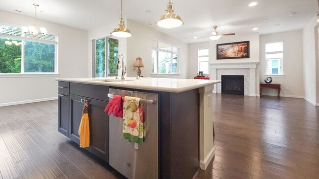 Building Photo - Beautiful, Light-Filled Home Bordering Protected Greenbelt