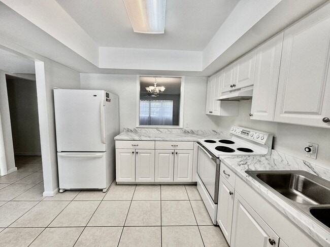 Building Photo - Charming 2 bed/ 2 bath in Royal Palm Villas