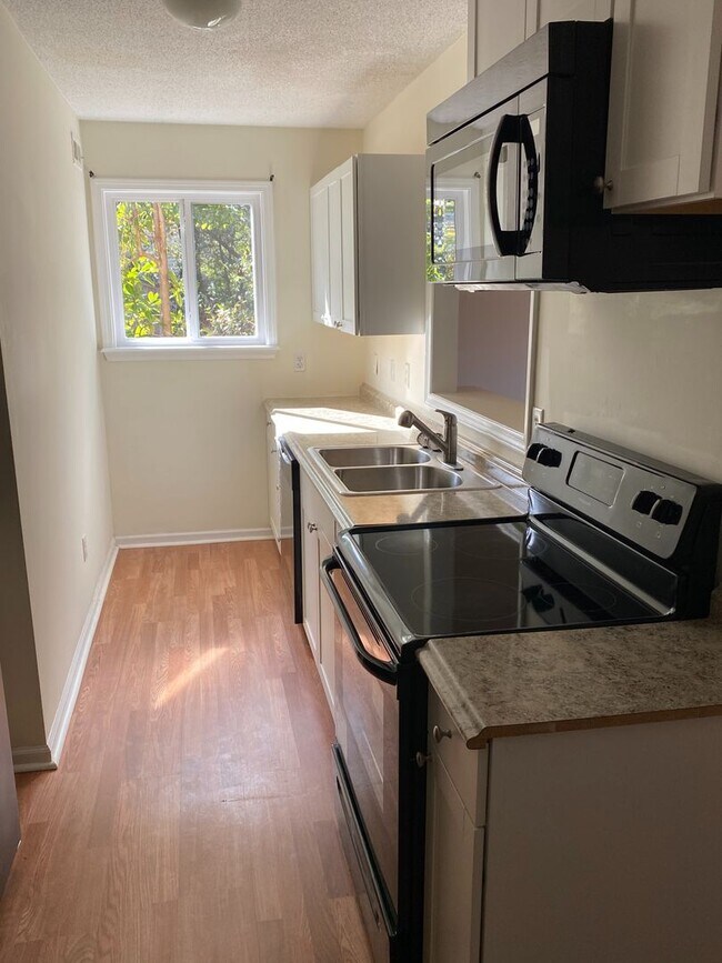 Building Photo - Student Friendly Home 208 Hillsdale Drive