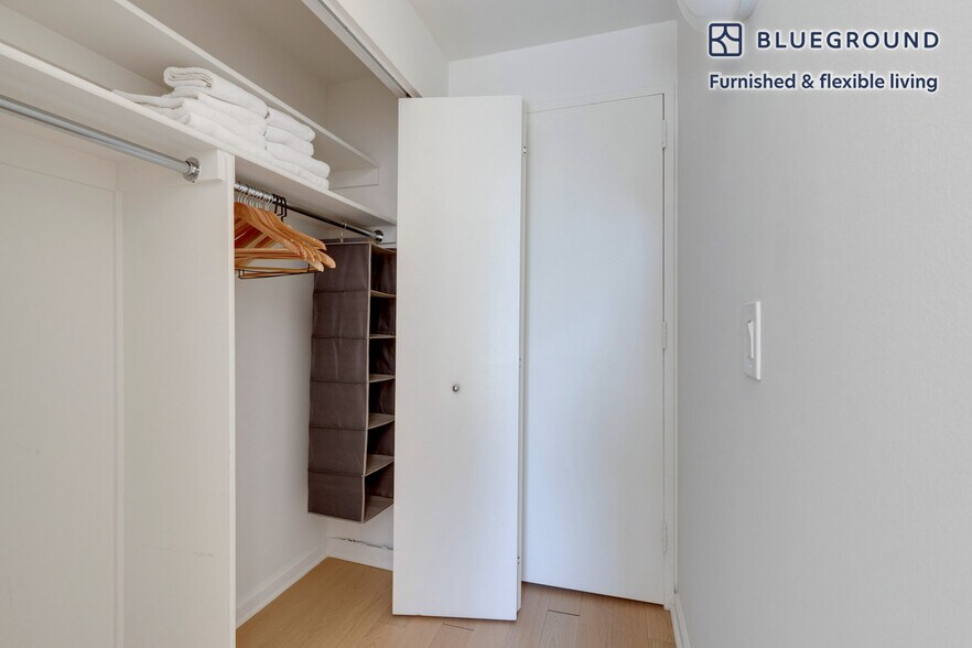 Building Photo - 255 W 94th St