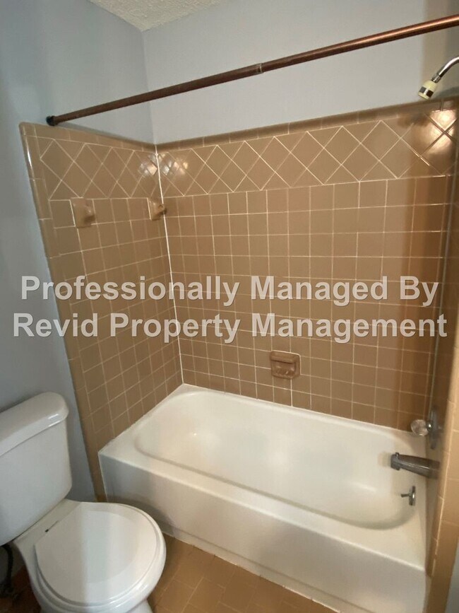 Building Photo - 2 Bedroom Townhome