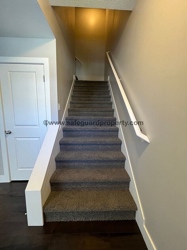 Building Photo - Stunning Townhome in Draper Creekside Comm...