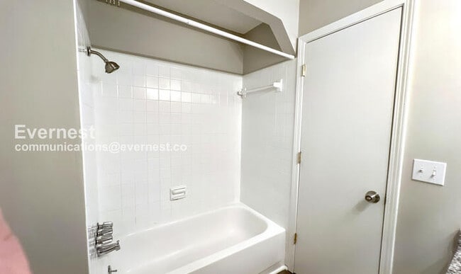 Building Photo - 7936 N Forest Ave