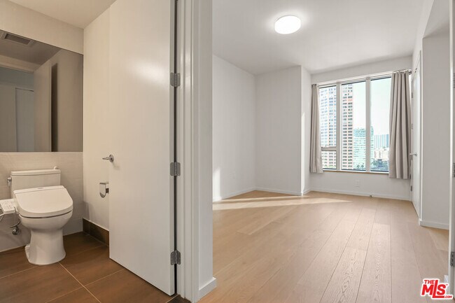 Building Photo - 889 Francisco St