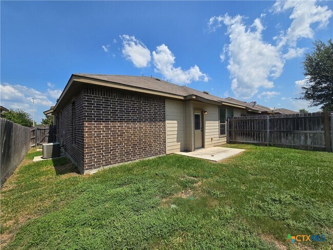 Building Photo - 697 Creekside Cir