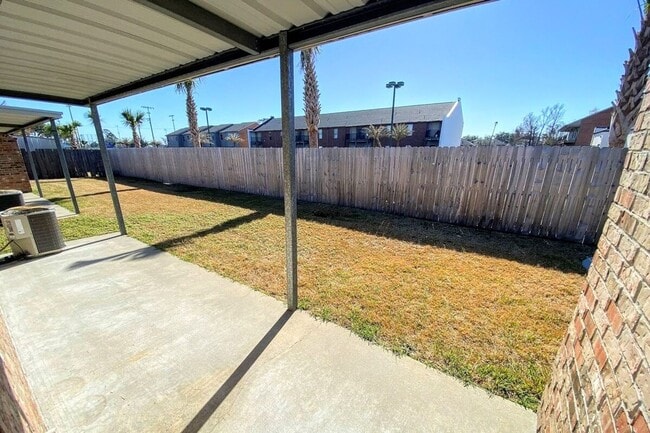 Building Photo - Spacious 2BR/2BA Duplex Near McNeese
