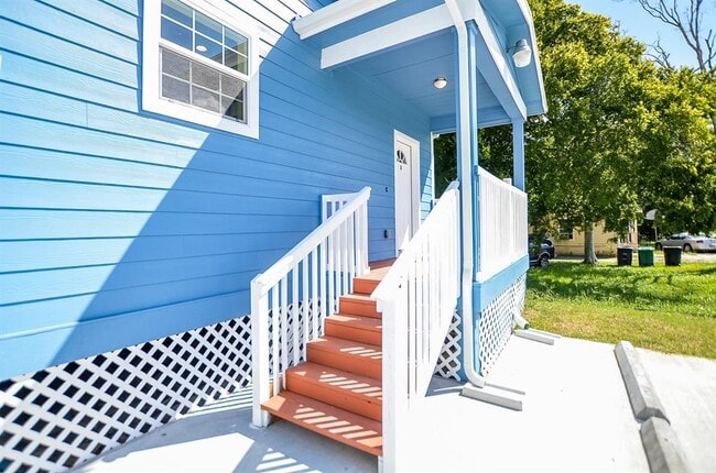 Building Photo - 239 Broadhurst Dr