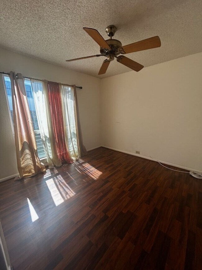 Building Photo - Available now -Mariner's Ridge 4 bedroom /...