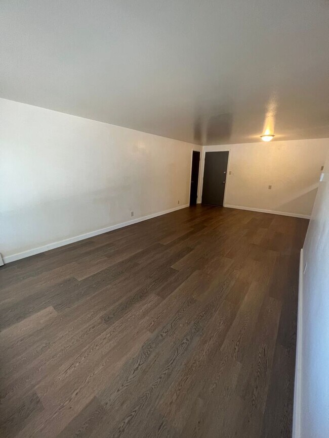 Building Photo - Robertson1001 (KC-JF)