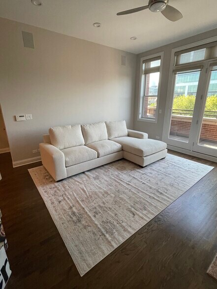 Living space - 1116 W Hubbard St