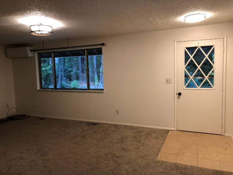 Building Photo - 946 Silver Lake Rd