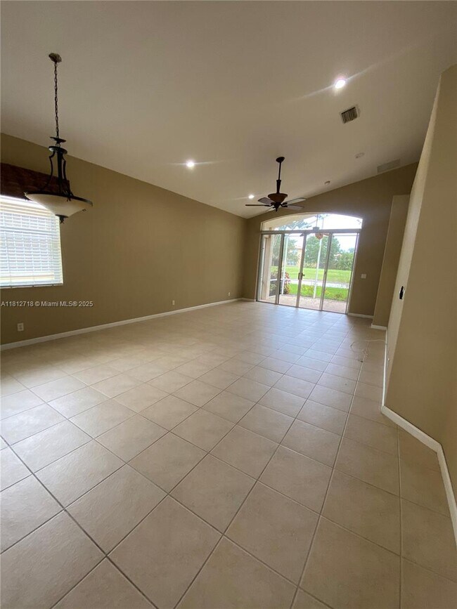 Building Photo - 639 Stanford Ln