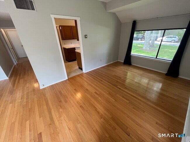 Building Photo - 302 Heritage Vlg