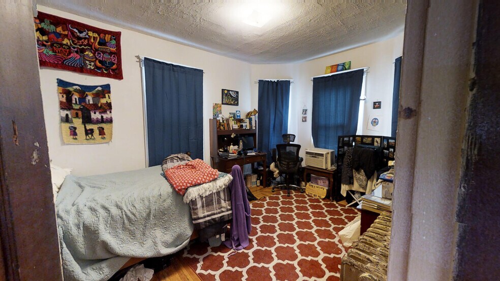 Building Photo - 224 Holland St