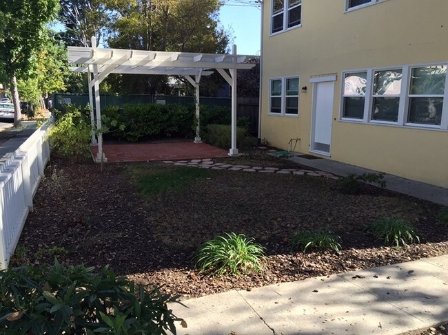 Building Photo - 683 Live Oak Ave