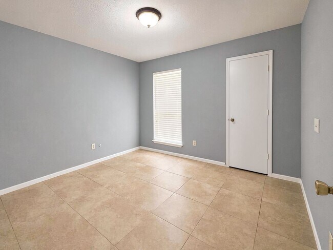 Building Photo - 915 Lemontree Dr