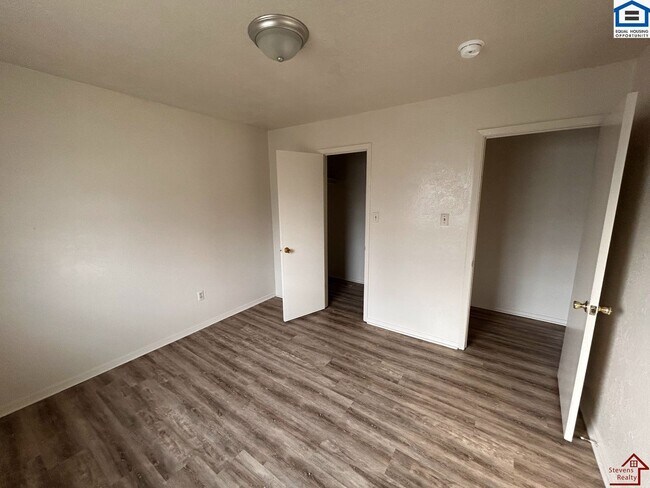 Building Photo - 1502 NW Kingsbury Ave