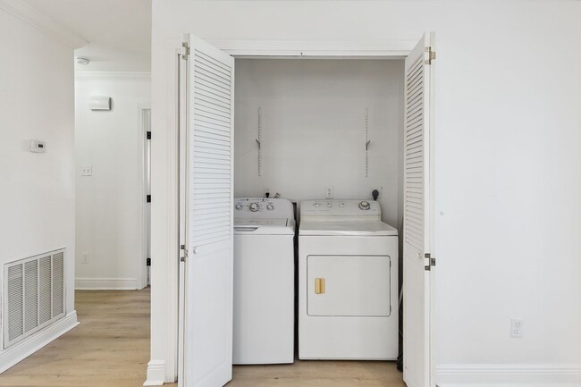 Building Photo - 4659 Dart St