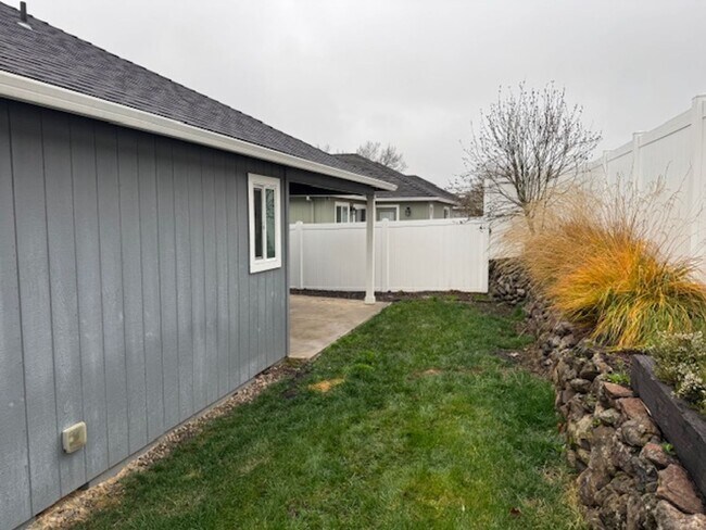 Building Photo - 3 BEDROOM/ 2 BATH HOME WITH OPEN LAYOUT AND SCENIC SETTING