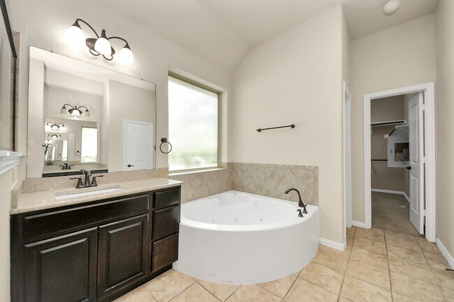 Building Photo - 12131 Cove Ridge Ln