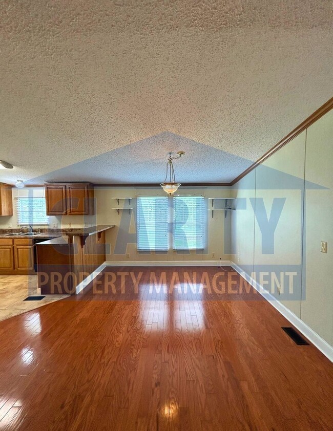 Building Photo - Three bedroom, single level home in Old Fo...
