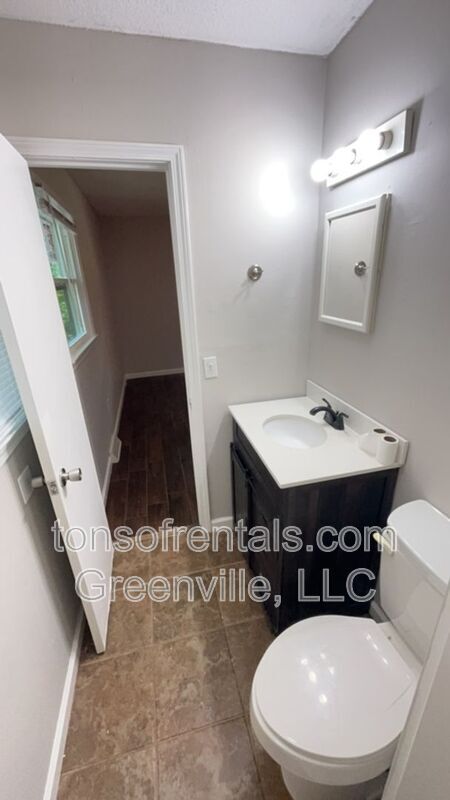 Building Photo - 105 Chuckwood Dr